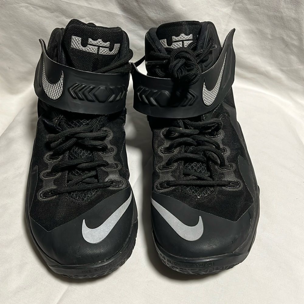 NIKE Zoom Lebron Soldier VIII
Men's Basketball Shoe, Black sz 11.5